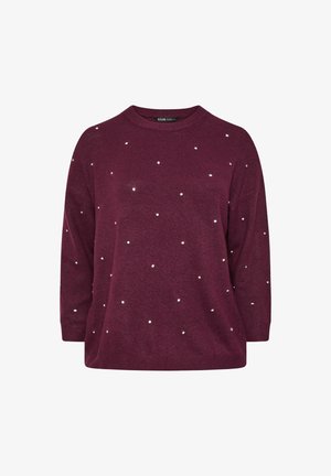 Suéter burdeos con escote redondo, adornado con tachuelas metálicas dispersas por la tela y mangas largas. textura suave.