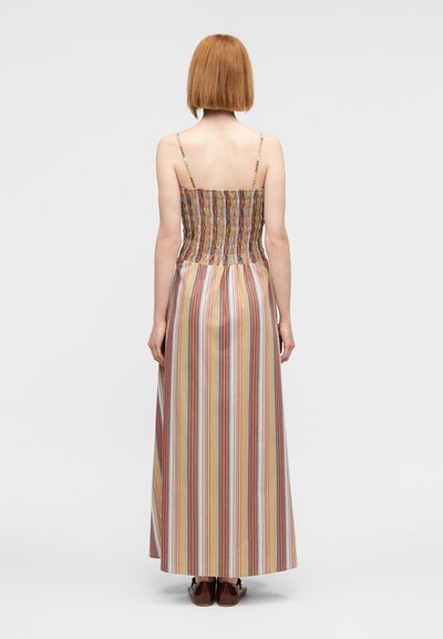 Μάξι φόρεμα με σφηκοφωλιά στο μπούστο, που διαθέτει κάθετες πολύχρωμες ρίγες, λεπτές ρυθμιζόμενες τιράντες και ρευστή σιλουέτα.