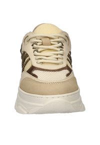 Beige Sneaker aus mehreren Materialien mit Mesh, Wildleder und strukturierten Akzenten. Runde Zehenpartie, gepolsterte Zunge und flache Schnürsenkel. Dicke weiße Sohle.