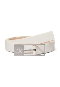 Cintura di pelle bianca con fibbia rettangolare in argento. La fibbia presenta le iniziali "ck" incise. Texture liscia, design semplice.