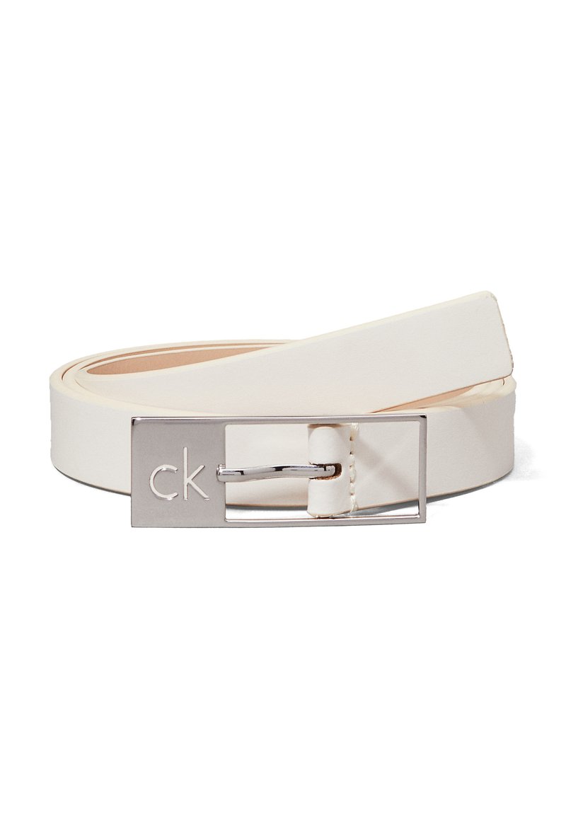 Cintura di pelle bianca con fibbia rettangolare in argento. La fibbia presenta le iniziali "ck" incise. Texture liscia, design semplice.