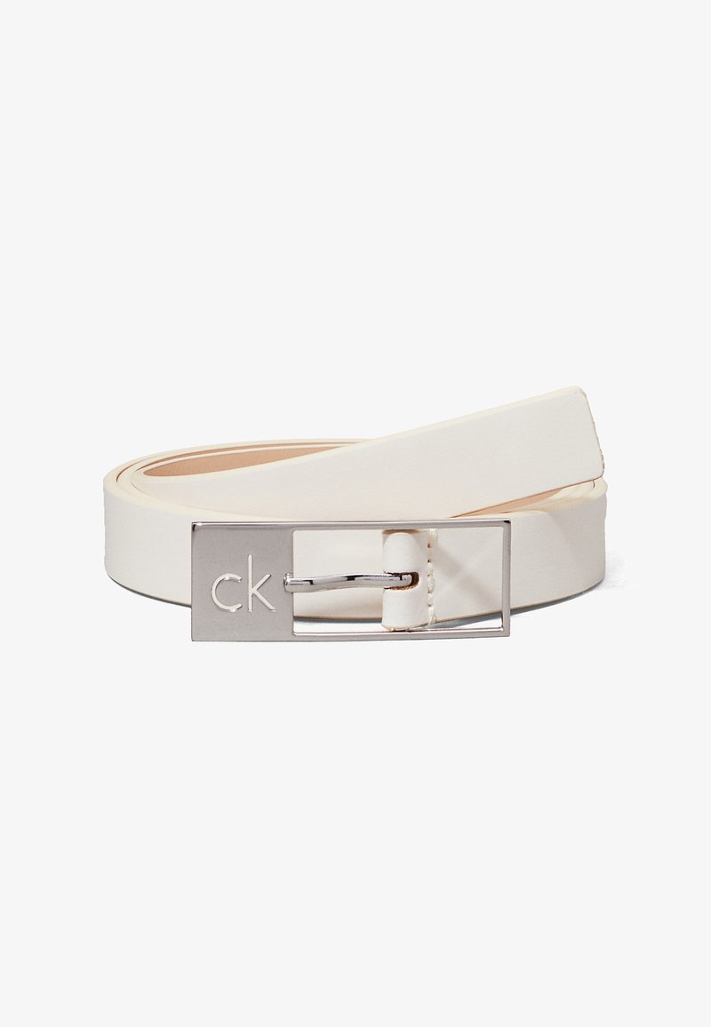 Cintura di pelle bianca con fibbia rettangolare in argento. La fibbia presenta le iniziali "ck" incise. Texture liscia, design semplice.
