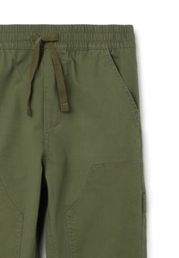 Pantalons cargo verts avec une taille élastique, un cordon de serrage et deux poches latérales. Fabriqués en tissu lisse avec une finition mate.