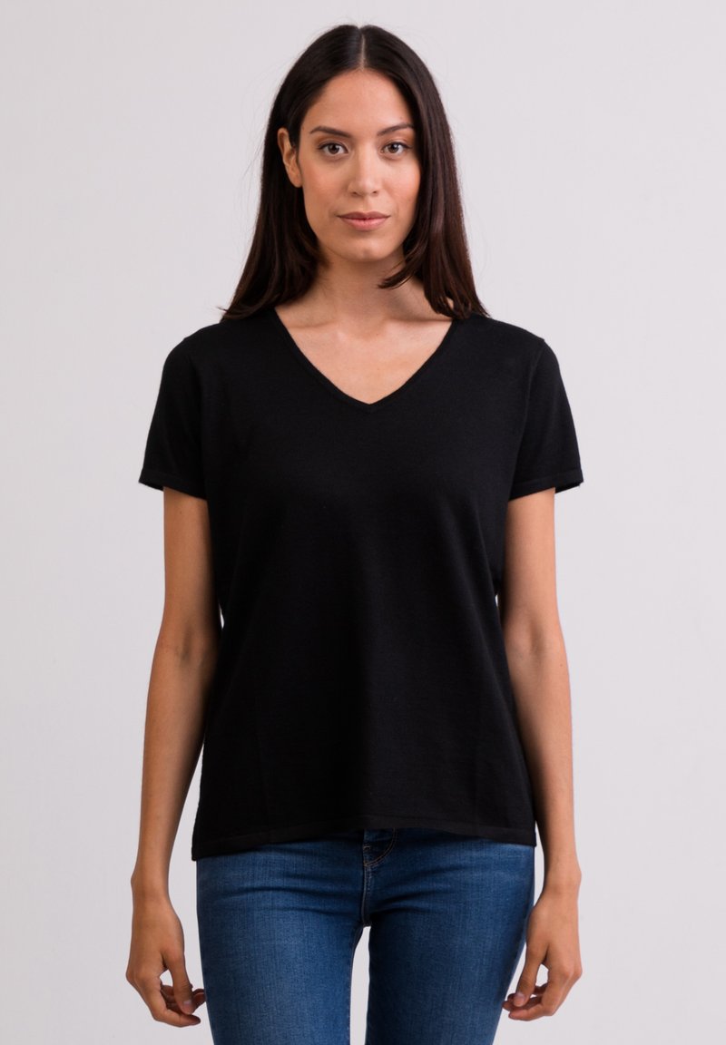 T-shirt nera a V con maniche corte, realizzata in un tessuto morbido. Vestibilità comoda, caratterizzata da un design semplice e dettagli minimal.