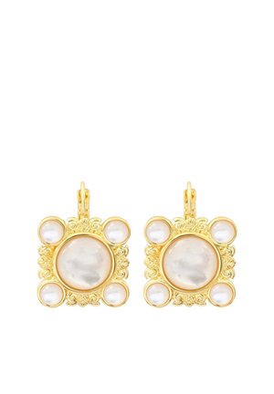Boucles d'oreilles carrées en or avec une grande perle blanche centrale entourée de quatre perles blanches plus petites et des détails décoratifs en or.