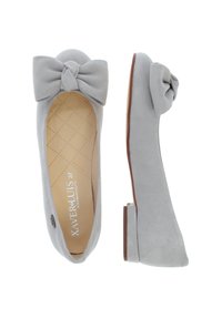 Graue Wildleder-Ballerinas mit abgerundeter Zehenpartie, einer Schleifen-Knotendetail auf der Vorderseite und einem niedrigen, stabilen Absatz mit strukturiertem Innensohle.