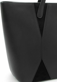 Borsa tote nera con pelle testurizzata e dettagli in suede, dalla forma strutturata e cuciture a contrasto, che offre un design moderno.