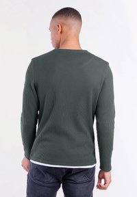 Key Largo MSW STEFANO ROUND - Sweter