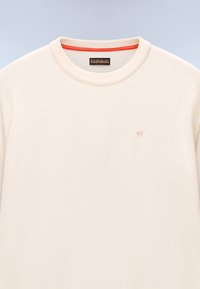 Felpa beige con texture a costine sulle spalle, collo rotondo con bordo arancione a contrasto e piccolo dettaglio del logo sul petto.