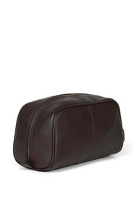 Brun lädernecessär med rektangulär form, texturerad yta, dragkedjestängning upptill och en subtil sömdetalj på sidan.