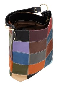 Sac en cuir multicolore avec un design en patchwork en carrés. Il dispose d'une bandoulière en cuir noir et d'une doublure en tissu neutre à l'intérieur.
