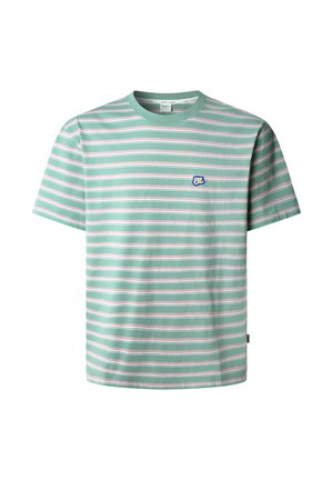 T-shirt vert menthe avec des rayures horizontales roses et blanches. Présente un petit logo bleu sur la poitrine et un col rond. Manches courtes.