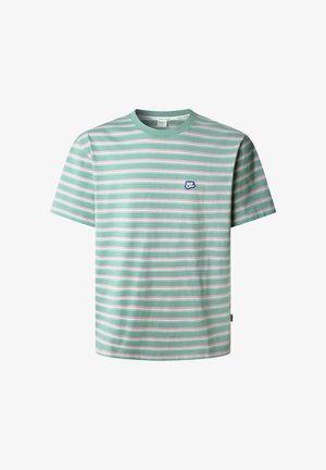 Mintgroene t-shirt met horizontale roze en witte strepen. Heeft een klein blauw logo op de borst en een ronde halslijn. Korte mouwen.