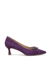 Décolleté in suede viola con punta affilata, caratterizzato da un accent decorativo nella parte frontale. Il tacco ha un design basso e svasato.