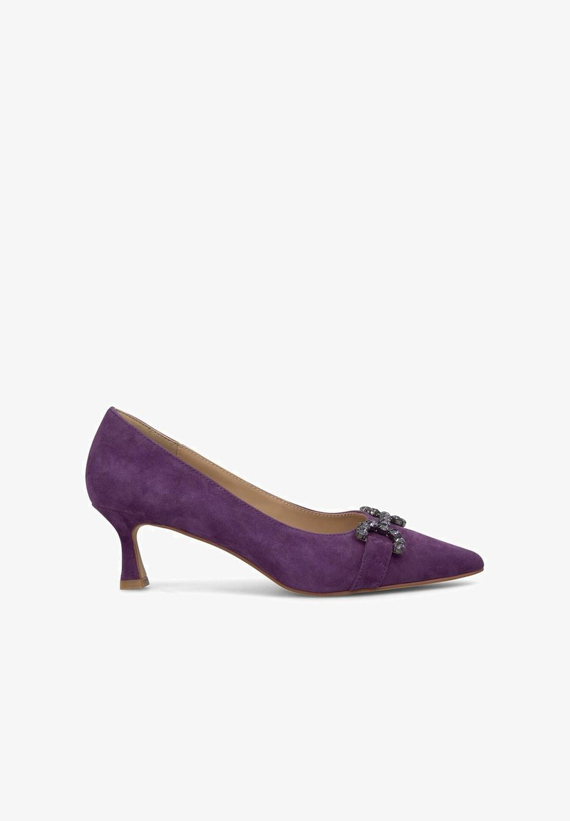 Décolleté in suede viola con punta affilata, caratterizzato da un accent decorativo nella parte frontale. Il tacco ha un design basso e svasato.