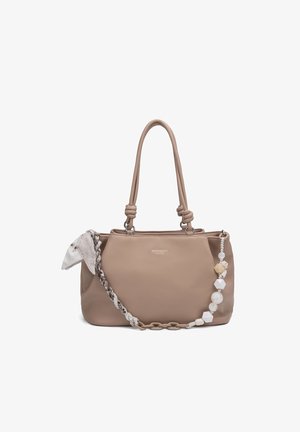 Sac à main en cuir taupe avec poignées doubles nouées, foulard décoratif et chaîne perlée attachée ornée de formes géométriques.