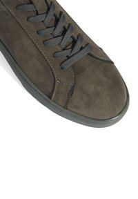 Dunkelgraue Wildledersneaker mit einem stromlinienförmigen Design, runder Zehenform, kontrastierendem Nähte und strukturierten Schnürsenkeln. Gummisohle, minimalistische Akzente.