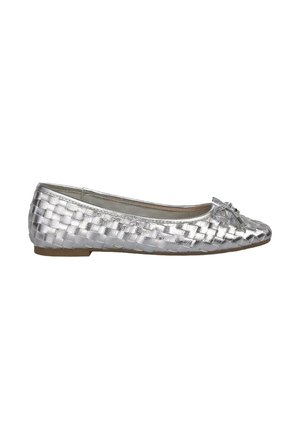 Ballerines tissées argentées avec une texture lisse et brillante, bout arrondi et un accent en nœud à l'avant. Semelle plate en caoutchouc.