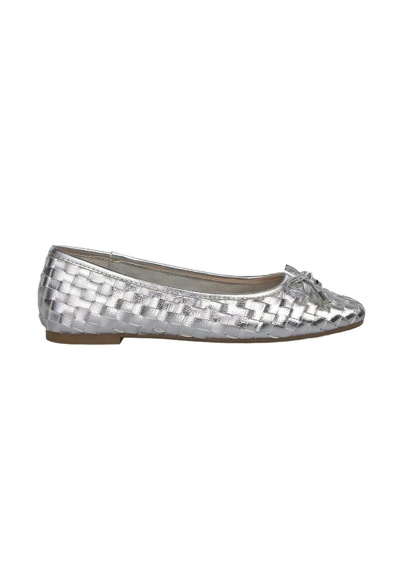 Ballet flats intrecciati in argento con una texture liscia e lucida, punta arrotondata e un fiocco applicato nella parte anteriore. Suola in gomma piatta.