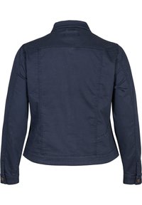 Chaqueta de manga larga azul oscuro con puños abotonados, costuras visibles y corte recto vista desde la parte de atrás.