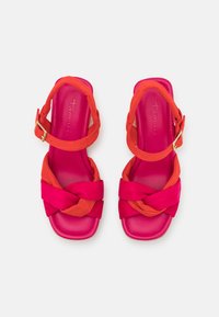Tamaris Sandali z visoko peto - fuxia/flame