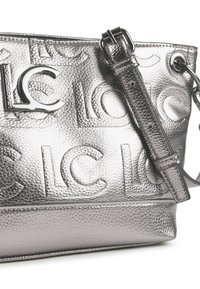Borsa a tracolla in metallo argentato con logo in rilievo, superficie testurizzata, tracolla regolabile e accessori in hardware lucido. Design elegante e funzionale.