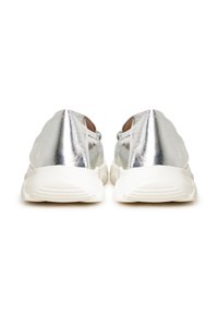 Stříbrné metalické slip-on boty s hladkým povrchem, zaobleným tvarem a bílými gumovými podrážkami. Obsahují minimální šití a žádné viditelné tkaničky.