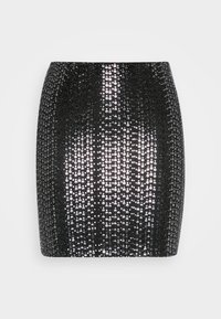 Černá minisukně s flitry a přiléhavým střihem. Vyznačuje se lesklým, reflexním povrchem vytvořeným rovnoměrně rozmístěnými flitry.