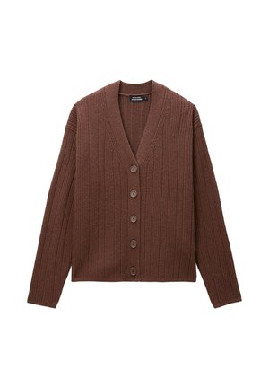 Cardigan marron côtelé avec un décolleté en V profond, des manches longues et une fermeture à six boutons à l'avant. Texture douce avec une coupe décontractée.