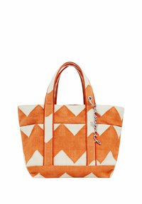Narancssárga és fehér vászontáska cakkos mintával, dupla fogantyúval és az egyik fogantyúhoz rögzített kiegészítő címkével. Strukturált anyag.