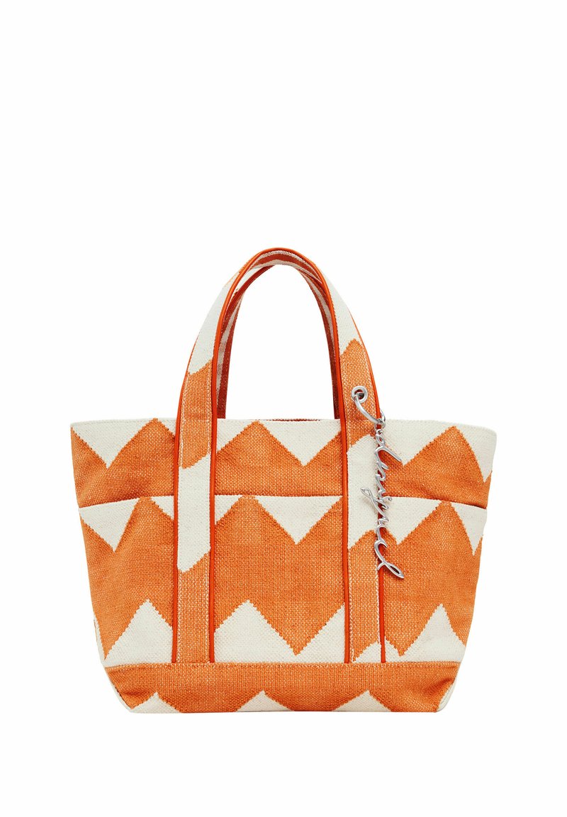 Narancssárga és fehér vászontáska cakkos mintával, dupla fogantyúval és az egyik fogantyúhoz rögzített kiegészítő címkével. Strukturált anyag.