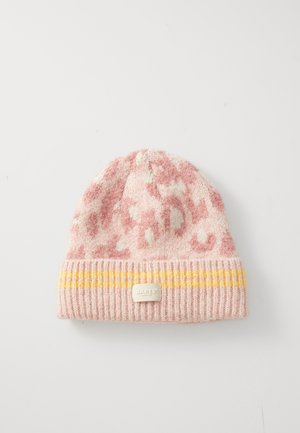 Myk strikket rosa lue med subtilt leopardmønster, gule horisontale striper på kanten, og en liten rektangulær merkeetikett foran.