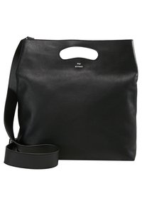Sac cabas en cuir noir texturé avec poignées découpées et bandoulière amovible, étiqueté "WON HUNDRED" en petit texte blanc.
