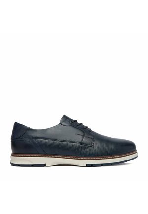 Schwarzer Lederschnürschuh mit perforiertem Design und weißer Sohle mit braunem Rand, von der Seite auf weißem Hintergrund gesehen.