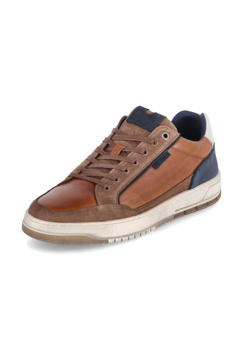 Brauner Sneaker mit einem Obermaterial aus Leder und Wildleder, gepolstertem Kragen und weißer Gummisohle. Verfügt über marineblaue Akzente und eine braune Schnürung.