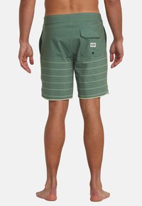 Zelené pruhované plávajúce šortky s priestrannou zadnou vreckom a logom, disponujúce sťahovacím pásom a textúrovanou tkaninou.