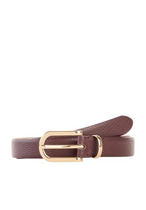 Ceinture en cuir marron texturé avec une boucle arrondie dorée et une boucle dorée assortie, présentée enroulée sur un fond blanc.
