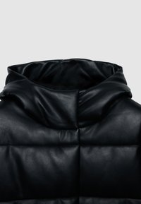 Schwarze, gesteppte Daunenjacke mit hohem Kragen, aus glänzendem Leder gefertigt. Verfügt über gesteppte Abschnitte und eine glatte, strukturierte Oberfläche.