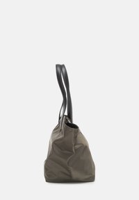 Borsa tote morbida realizzata in materiale sintetico verde oliva con manici in pelle nera. Texture liscia e design minimalista senza hardware visibile.