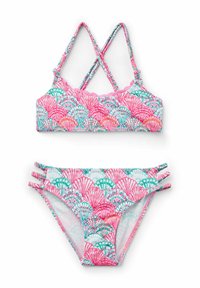 Bañador de dos piezas con un patrón de conchas en rosa, azul y blanco. La parte superior tiene tirantes cruzados; la parte inferior cuenta con acentos de triple tirante en los laterales.