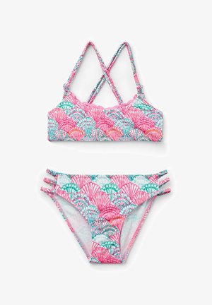 Bañador de dos piezas con un patrón de conchas en rosa, azul y blanco. La parte superior tiene tirantes cruzados; la parte inferior cuenta con acentos de triple tirante en los laterales.