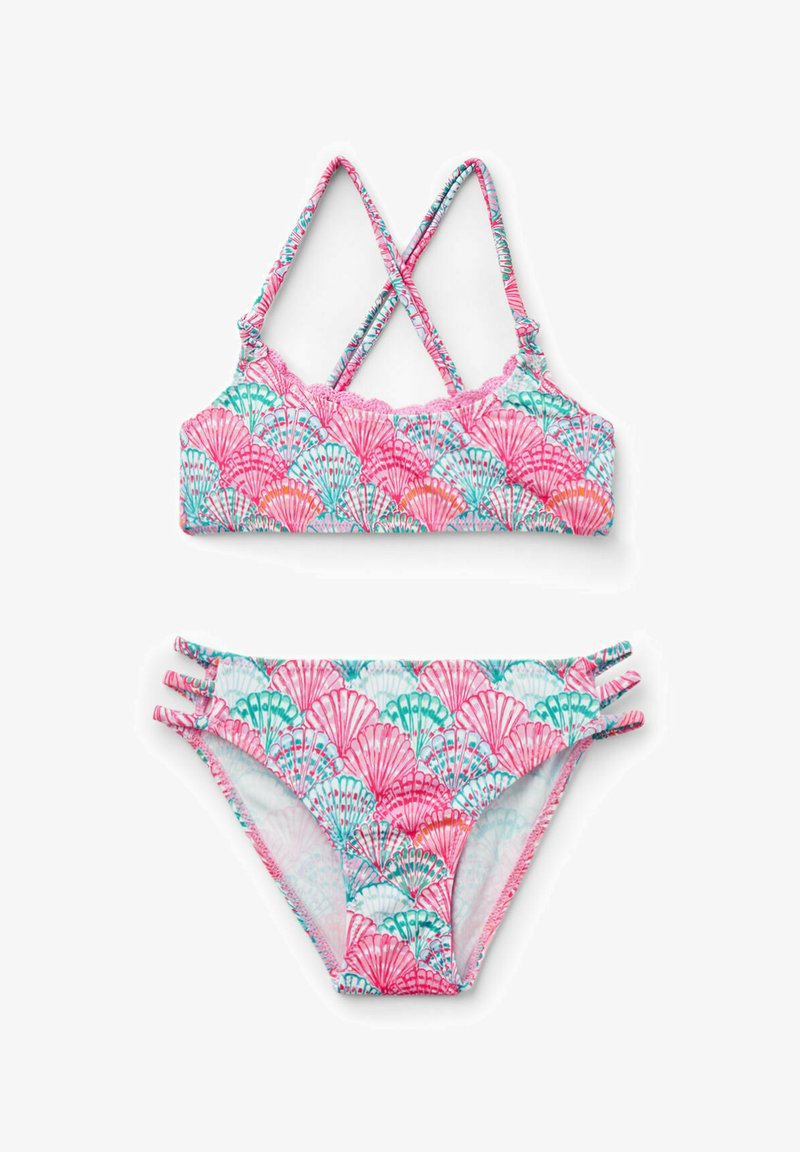 Maillot de bain deux pièces avec un motif de coquillage rose, bleu et blanc. Le haut présente des bretelles croisées ; le bas a des accents à triple bretelle sur les côtés.