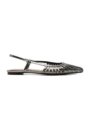 Scarpa slingback piatta nera metallizzata con punta appuntita e cinturini ritagliati lungo i lati e la parte superiore.