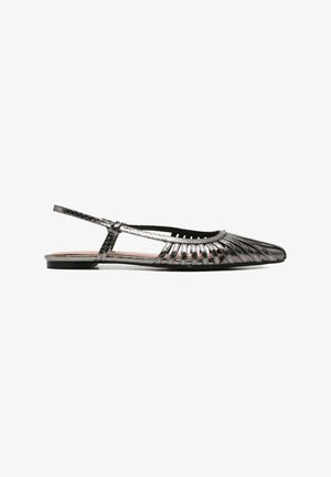 Scarpa slingback piatta nera metallizzata con punta appuntita e cinturini ritagliati lungo i lati e la parte superiore.