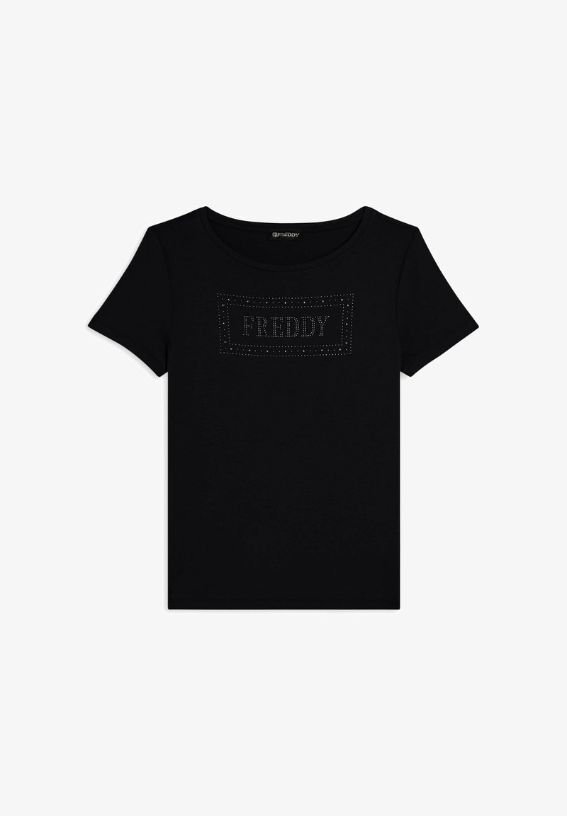 Camiseta negra de manga corta con cuello redondo y un logo rectangular adornado con piedras brillantes que dice "FREDDY" en la parte delantera.