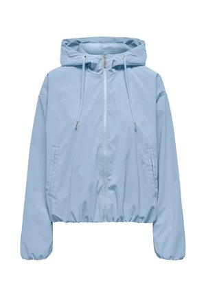 Svetlo modra jakna s kapuco, sprednja zadrga, vrvicami, stranskimi žepi ter elastičnimi manšetami in spodnjim robom.