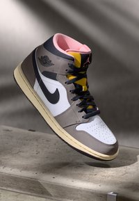 AIR JORDAN 1 MID SE - Sneaker high - white/oil grey/cave stone/dark sulfur-arctic punch/muslin