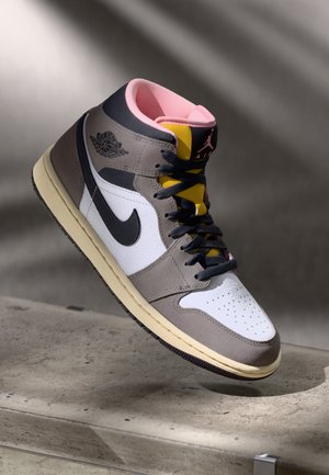 AIR JORDAN 1 MID SE - Vysoké tenisky - white/oil grey/cave stone/dark sulfur-arctic punch/muslin