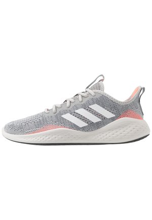Grauer und weißer Adidas Laufschuh mit drei weißen Streifen, hellkorallfarbenen Akzenten, Schnürsenkel-Verschluss vorne und strukturierter weißer Sohle.
