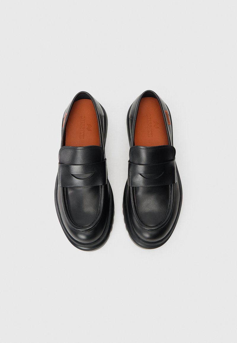 Sorte læder loafers med en bred rem over vampen, rund tå, gummisål og orange indersål prægede med brandnavnet.